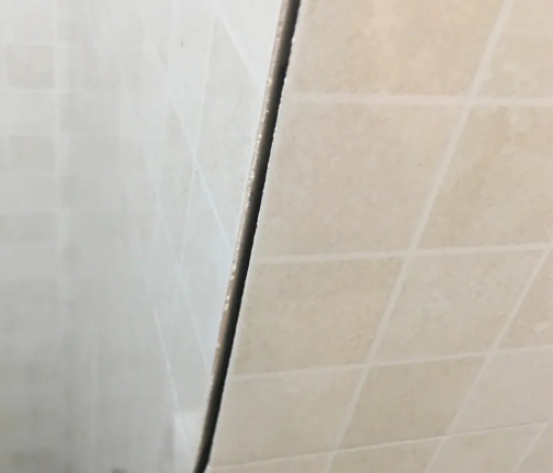 东丰瓷砖空鼓维修公司分享阳台瓷砖脱落的修复过程可以分为以下几个步骤