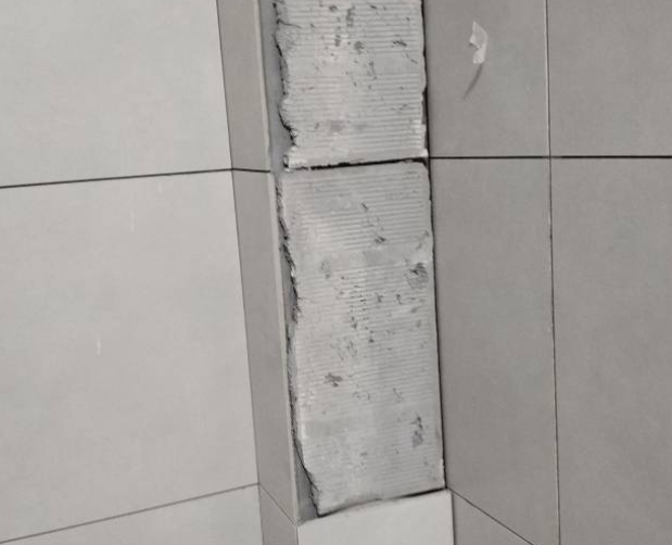 东丰瓷砖空鼓维修公司分享下瓷砖施工前基层浇水润湿程度不足，可能导致以下问题